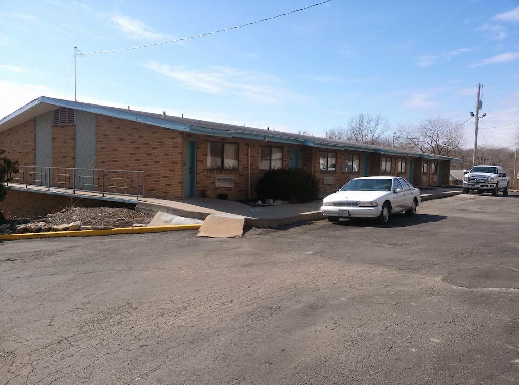 4 Acre Motel Kansas City Exterior photo