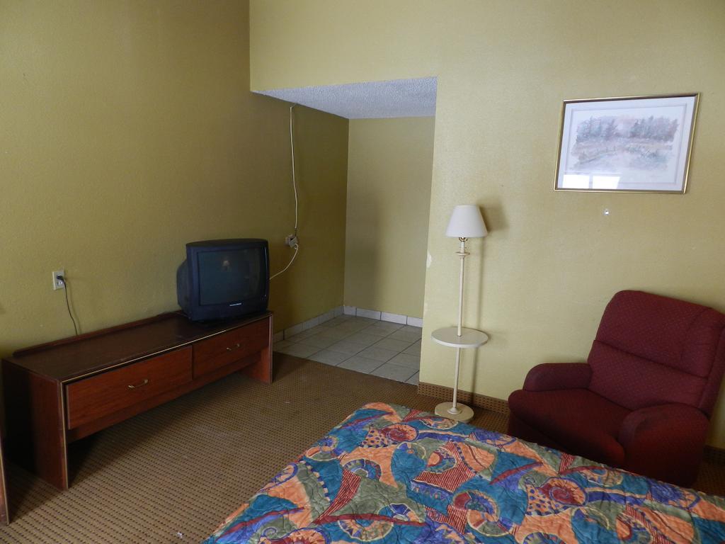 4 Acre Motel Kansas City Room photo